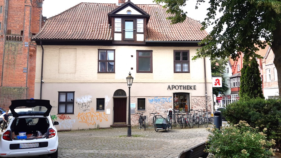 Apotheke in der Bardowicker Straße wurde Opfer von illegalem Sprayen. Foto: Lüne-Blog.