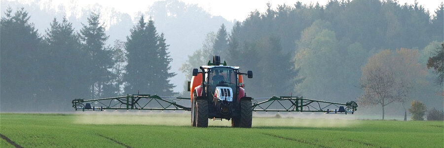 Traktor versprüht Spritzmittel auf einem Feld. Foto: Franz W., Pixabay.