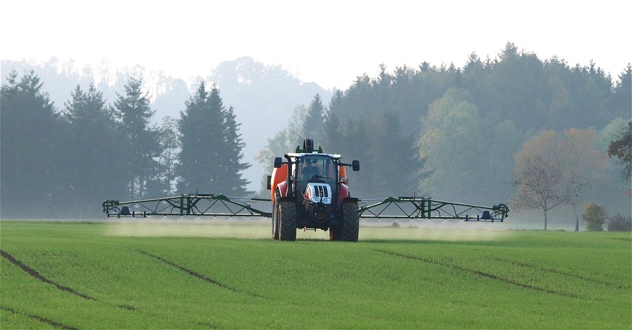 Traktor versprüht Spritzmittel auf einem Feld. Foto: Franz W., Pixabay.