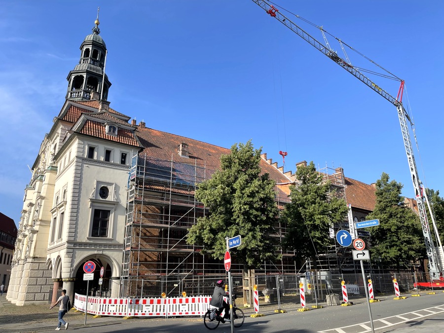 Foto: Hansestadt Lüneburg. Baustelle mit Kran - Vorbereitung der Dachdeckerarbeiten.