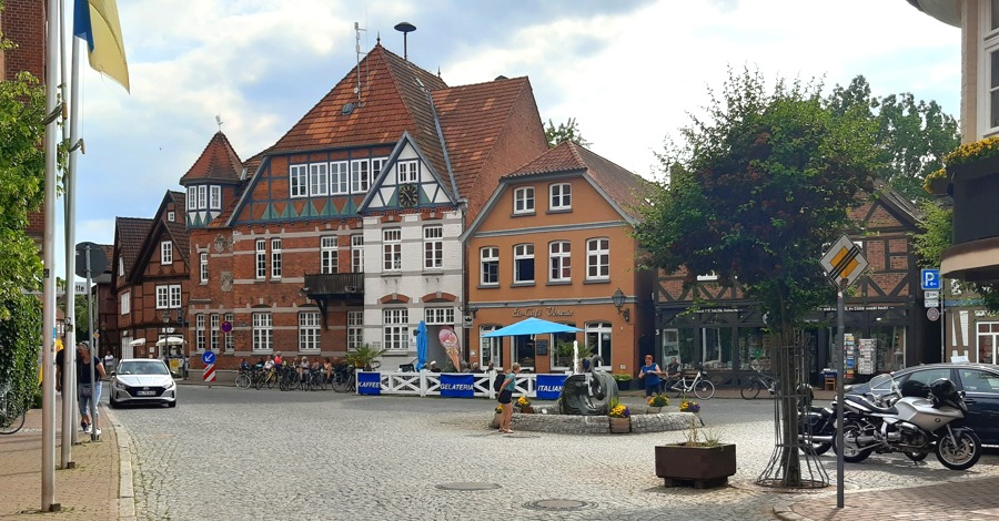 Marktplatz in Hitzacker mit dem Brunnen "De grode Butt". Foto: Lüne-Blog.