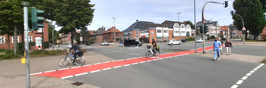 Foto: Lüne-Blog. An der Kreuzung Reichenbachstraße/Bardowicker Straße sind die Radweg-Übergänge bereits rot markiert. Das erhöht die Aufmerksamkeit für den Radverkehr. Radfahrende können sich so beim Queren sicherer fühlen.