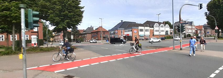 Foto: Lüne-Blog. An der Kreuzung Reichenbachstraße/Bardowicker Straße sind die Radweg-Übergänge bereits rot markiert. Das erhöht die Aufmerksamkeit für den Radverkehr. Radfahrende können sich so beim Queren sicherer fühlen.