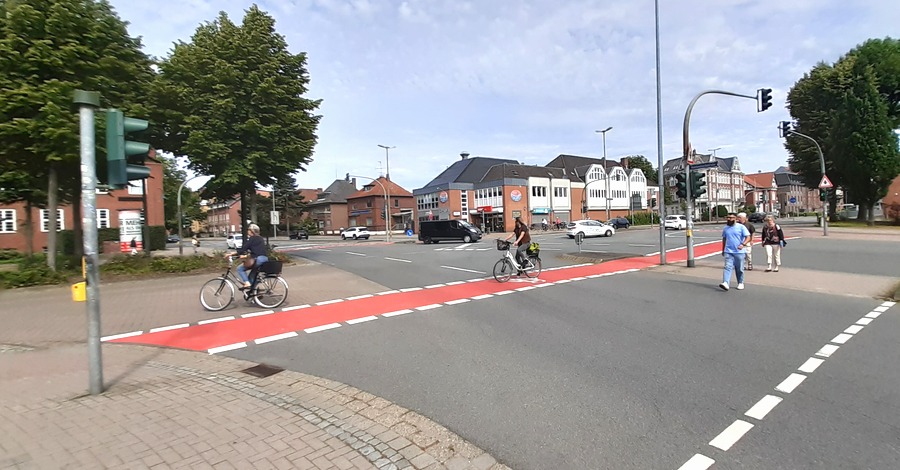 Foto: Lüne-Blog. An der Kreuzung Reichenbachstraße/Bardowicker Straße sind die Radweg-Übergänge bereits rot markiert. Das erhöht die Aufmerksamkeit für den Radverkehr. Radfahrende können sich so beim Queren sicherer fühlen.