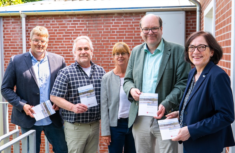 Foto: NLWKN. Informierten gemeinsam in der NLWKN-Direktion in Norden über aktuelle Themen des Landesbetriebs (von links nach rechts): Prof. Andreas Wurpts, Dieter de Vries , Susanne Brosch, Christian Meyer und Anne Rickmeyer.