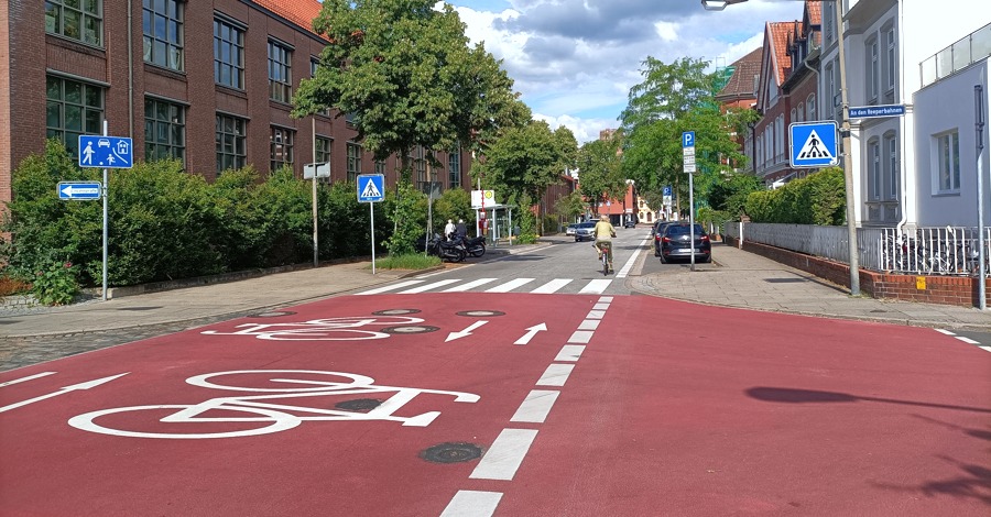 Rotmarkierung Fahrradstraße Wallstraße / Kreuzung an den Reeperbahnen. Foto: Christine Böhm.