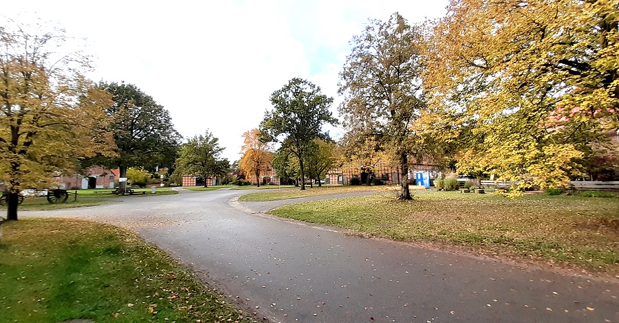 Foto: Lüne-Blog. Rundlingsdorf Lübeln im Wendland: Rund um den zentralen Dorfplatz mit einer Zufahrt liegen die Bauernhäuser. 