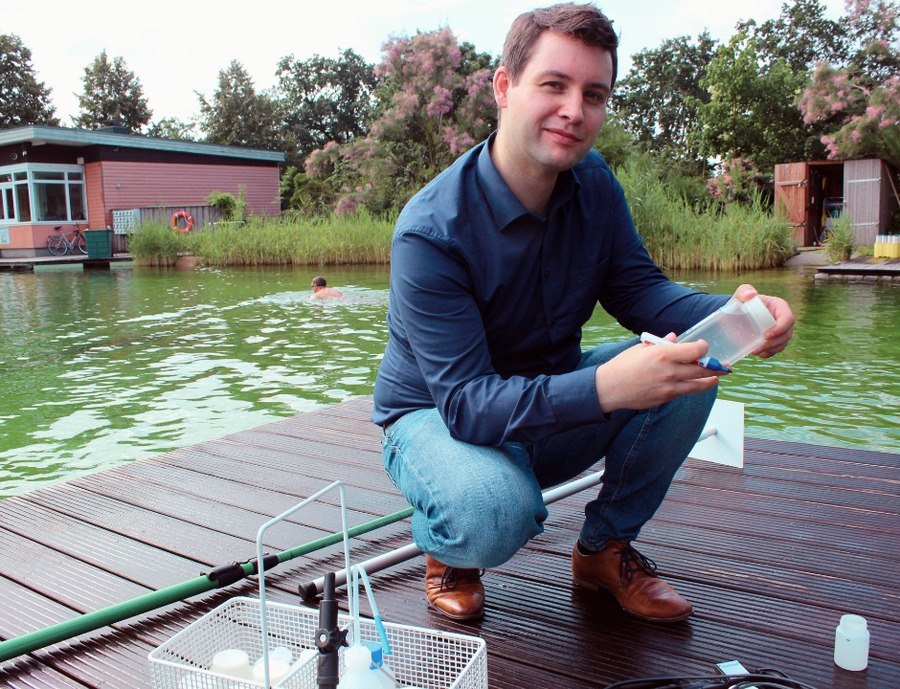 Foto: Landkreis Lüneburg. Hygienekontrolleur Nils Thorben Böttcher prüft regelmäßig die Sicherheit der Badegewässer.