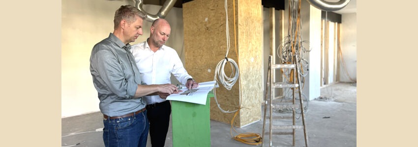 Foto: Hansestadt Lüneburg. Machten sich kürzlich gemeinsam ein Bild von der Baustelle in der künftigen Mobilitätszentrale im Bahnhof: Rainer Müller (rechts), Kreisrat für Mobilität und Finanzen beim Landkreis, und Jürgen Kipke, Fachbereichsleiter Klimaschutz, Nachhaltigkeit, Umwelt und Mobilität bei der Hansestadt.