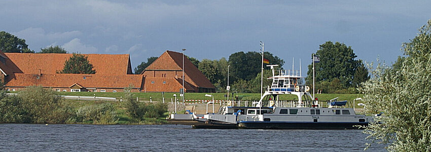 Foto: Sabine Kulasu. Fähre Tanja unterwegs auf der Elbe.