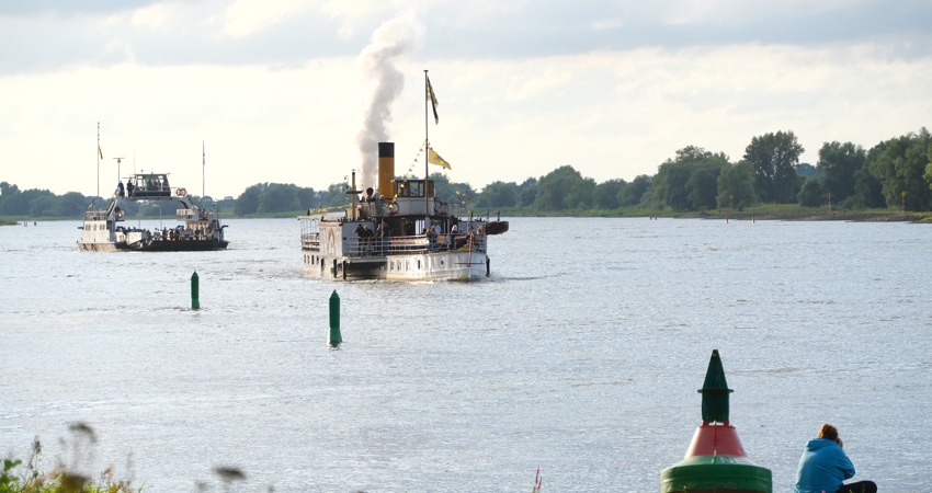 Foto: Heike Thies. Fähre Tanja und der historische Raddampfer Kaiser Wilhelm aus dem benachbarten Lauenburg begrüßen sich anlässlich des Hafenfests in Neu Darchau am 9. August 2024.