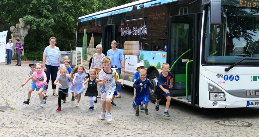 Die Kinder der DRK-Naturpark-Kita aus Hanstedt feierten bei der Eröffnung mit und erkundeten anschließend mit dem Shuttle-Bus die Umgebung.  Schulen, Kitas, 
Kinder- und Jugendgruppen sind herzlich eingeladen, das kostenlose Angebot für Ausflüge zu nutzen. Foto: Naturpark Lüneburger Heide.