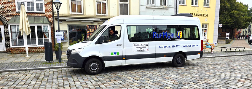 Foto: KVG. Klein-Bus an der Haltestelle Am Sande. Zwei Busse pendeln hier zur Hauptzeit im 10-Minuten-Takt zum Bahnhof.