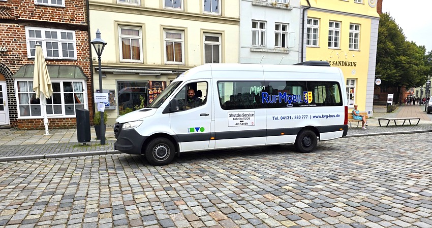 Foto: KVG. Klein-Bus an der Haltestelle Am Sande. Zwei Busse pendeln hier zur Hauptzeit im 10-Minuten-Takt zum Bahnhof.