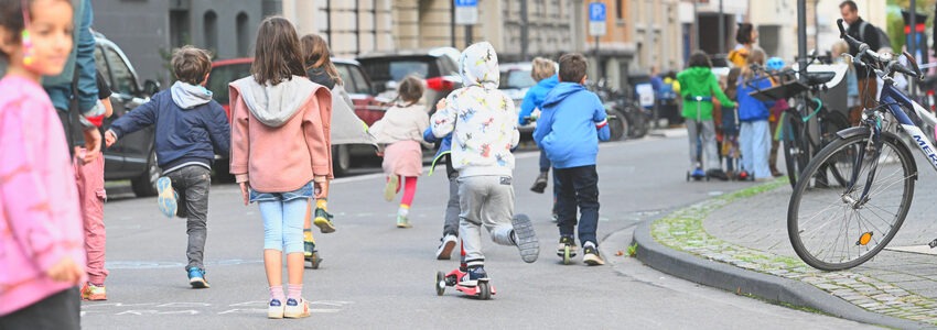 Foto: Fey. Kinder auf einer Kölner Straße - kinderaufsrad.org