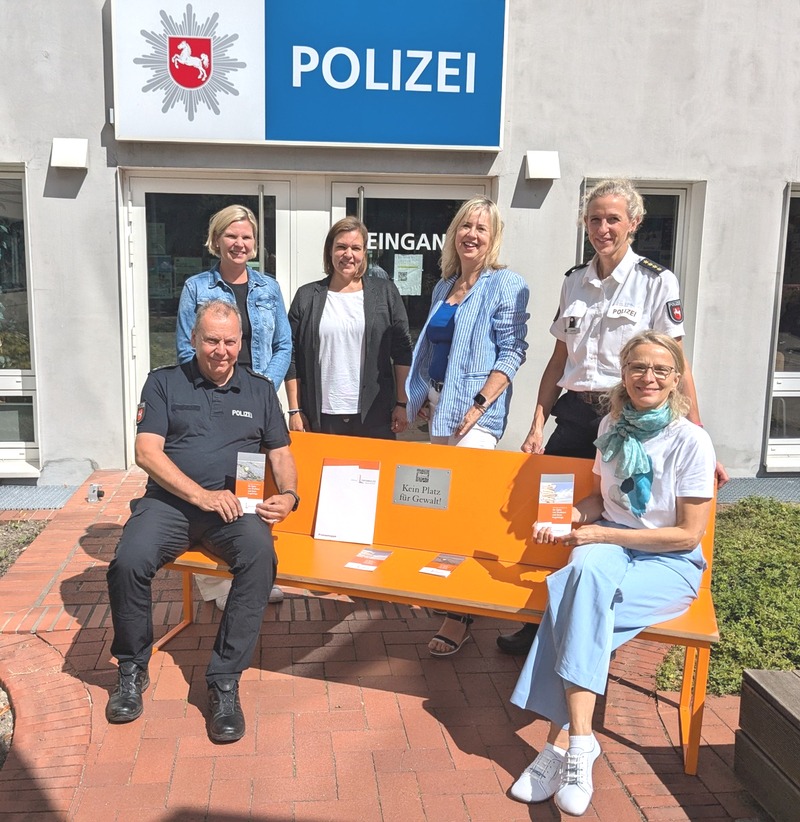 Foto: Polizeiinspektion Lüneburg. Auf der Bank: Christof Vietgen („Chef“ der Lüneburg Wache) und Nicole Wetjen. Dahinter von links: Kathrin Richter (Präventionsbeauftragte), Saskia Prottengeyer, Evelyn König und Stefanie Lerche (Leiterin der Polizeiinspektion).