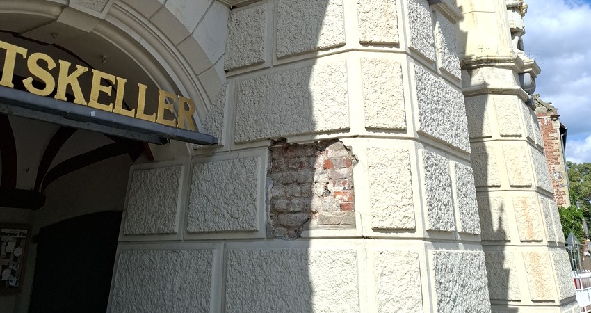  Hier kommt das historische Mauerwerk zum Vorschein. Hintergrund sind Untersuchungen an der Barockfassade des Rathauses. Foto: Hansestadt Lüneburg