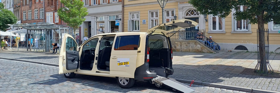 Das Shuttle-Taxi der Hansestadt Am Sande wartet auf Fahrgäste. Zwei solche Taxen verkehren während der Bauzeit Am Sande zwischen Innenstadt und Bahnhof. Foto: Christine Böhm.