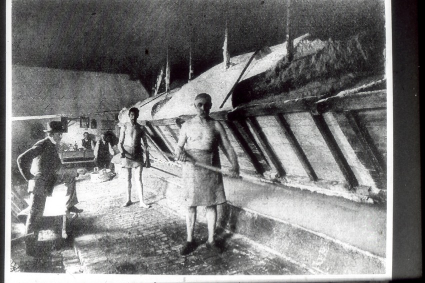 Foto: Deutsches Salzmuseum. Arbeiter an den Siedepfannen, um 1900.