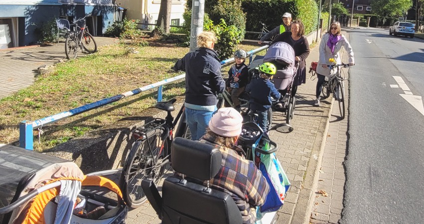 Foto: Verkehrswende-Bündnis. Ganze 1,40 Meter sind hier für Fuß- und Radverkehr in beiden Richtungen vorgesehen - unter Missachtung sämtlicher Regelwerke.