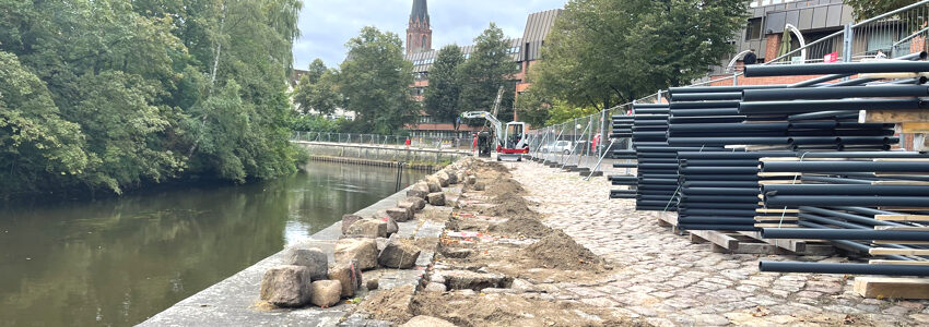 Die Arbeiten zum Bau eines Geländers entlang der Kaimauer am Alten Hafen haben am 10. September 2024 begonnen. Foto: Hansestadt Lüneburg