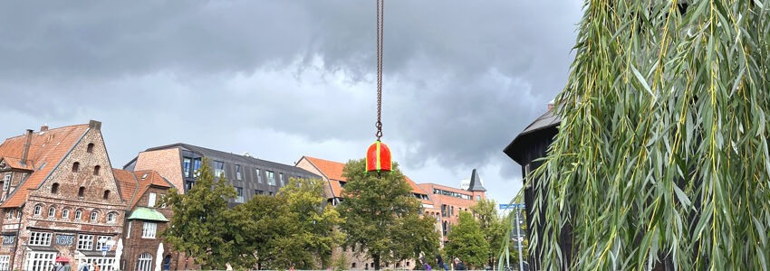 Gewicht am Kran - Ausstellung Radiance. Foto: Hansestadt Lüneburg.