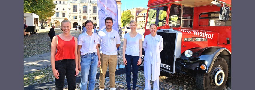 Infobus "Herzenssache Lebenszeit" vor dem Rathaus Lüneburg. Foto: Klinikum, gae.