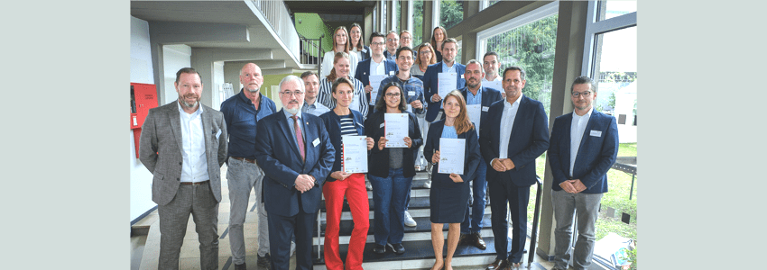 AbsolventInnen des Kurses Kommunales Mobilitätsmanagement mit Verkehrsminister Olaf Lies (erste Reihe, zweiter von rechts) überreicht die Urkunden. Foto: Schulze, LNVG.