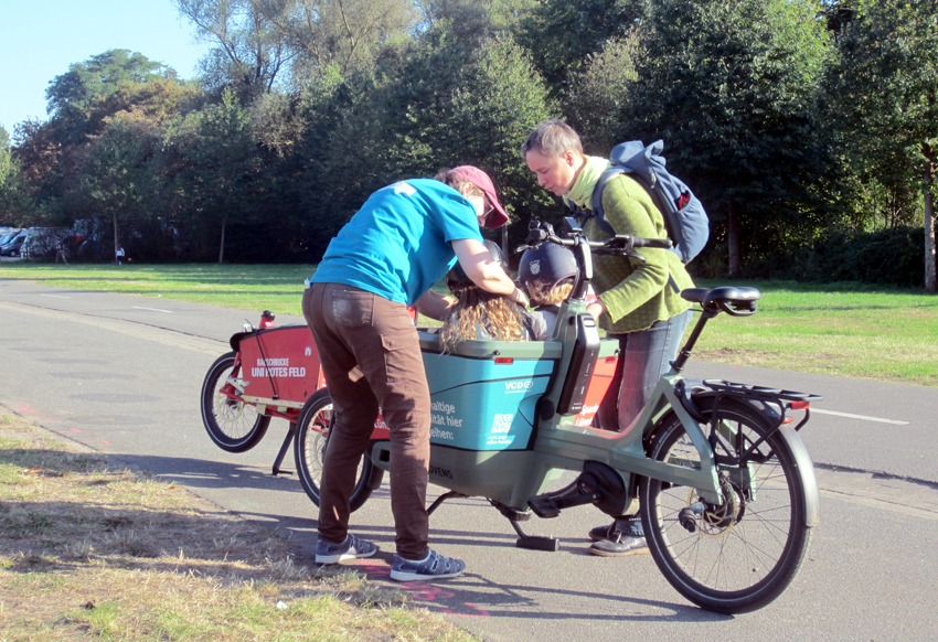 Probefahren im Lastenrad auf den Sülzwiesen, 21.09.2024. Foto: Malte Hübner.