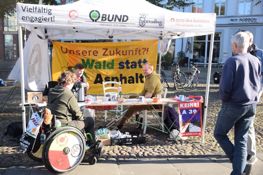 Mahnwache "Keine A39" auf dem Marktplatz in Lüneburg am 15.09.2024. Foto: Malte Hübner.