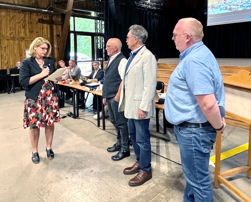 Foto: Hansestadt LüneburgBU: Lüneburgs Oberbürgermeisterin Claudia Kalisch vereidigt die neuen Ratsmitglieder. Von links: Holger Nowak, Dr. Michael Perschmann und Thomas Dißelmeyer.