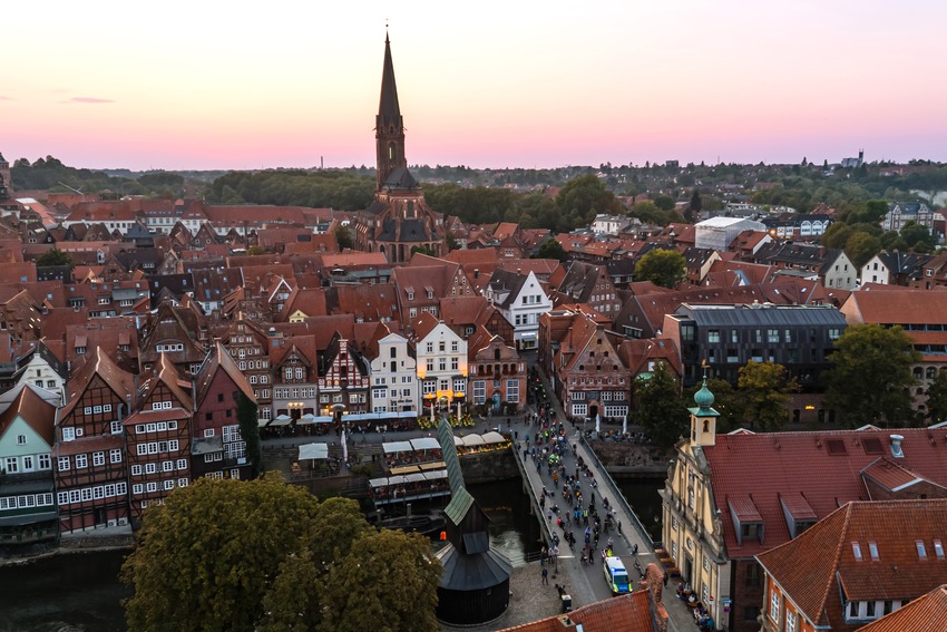 Foto: VCD Elbe-Heide. Dämmerung über der Hansestadt, während Lüneburgs erster Night Ride über die Stintbrücke fährt.