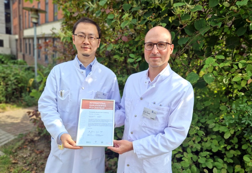 Foto: Klinikum Lüneburg (gae). Freuen sich über die internationale Auszeichnung: Prof. Kramer, Chefarzt der Urologie und Prof. Li, Chefarzt der Strahlentherapie, die gemeinsam das Prostatakrebszentrum am Klinikum Lüneburg leiten.