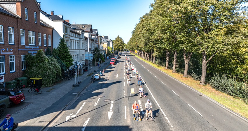 Soviel Platz brauchen 30 Menschen im Auto. Für das Foto stehen sie, zum Beispiel an einer Ampel. In Bewegung bräuchten sie mehr Platz und Abstand voneinander.In den "Pkw" auf dem Foto sitzen meist zwei Personen. Statistisch ist jeder Pkw jedoch nur mit 1,4 Personen besetzt. Damit wäre die Schlange in der Realität noch länger.