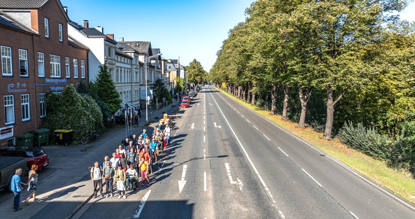 Soviel Platz brauchen 30 Menschen zu Fuß. 