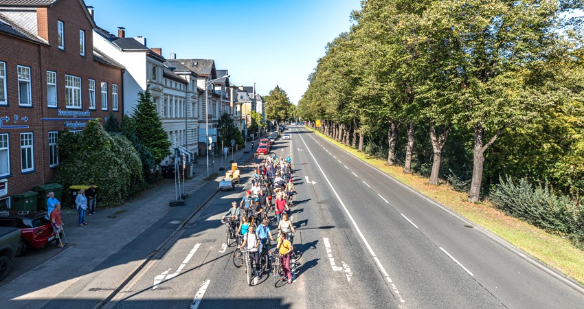 Soviel Platz brauchen 30 Menschen auf dem Rad. Für das Foto stehen sie - in Bewegung bräuchten sie jedoch mehr Platz und Abstand voneinander.