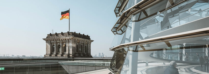 Reichstagsgebäude mit Kuppel und Fahne. Foto: noelsch, Pixabay.