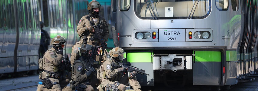 Foto: Polizeidirektion Hannover: Spezialeinsatzkräfte während der „Verhandlungen“, Großübung am 21.09.2024.