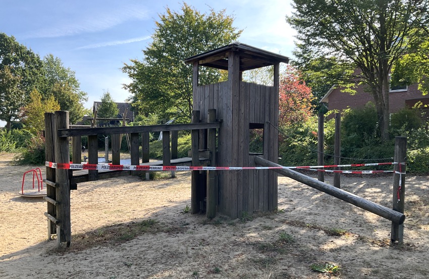 Foto: Hansestadt Lüneburg. Direkt nach dem Brandschaden wurde der Turm mit einem Flatterband abgesperrt, aktuell steht dort ein Bauzaun der AGL.