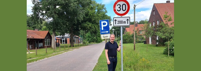 Bürgermeister Felix Petersen, Gemeinde Rehlingen, vor dem neu errichteten Tempo-30-Schild in Bockum.