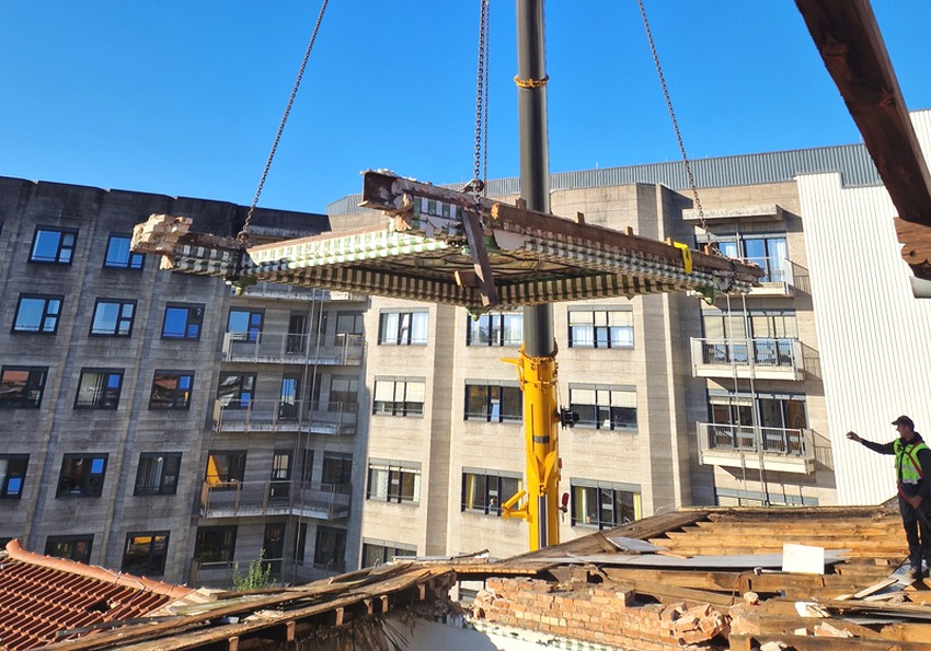 Das Glasdach wird mit dem Kran abgehoben. Foto: Ralph Wirth, SKL.