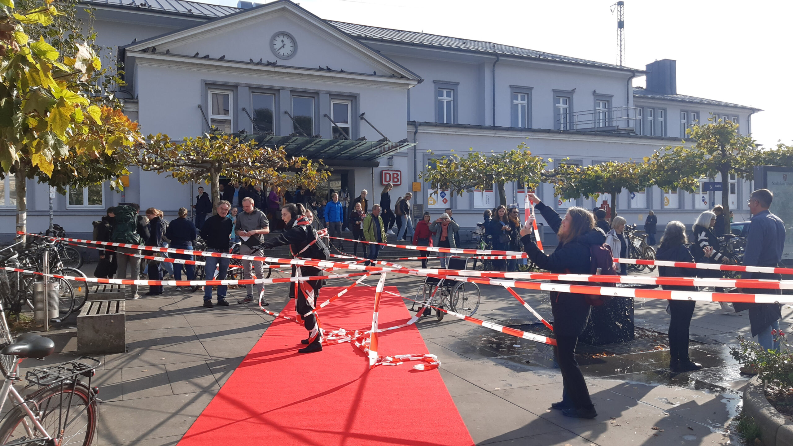 "Wegenetze": Drei Frauen vom Tanztheater Projekt "Stadt-Land-Frau" (Lüneburg) machen die Verknüpfungen der Wege deutlich. Kunstaktion im Rahmen der Aktion "Bahnhof für alle" am 19. Oktober 2024. 