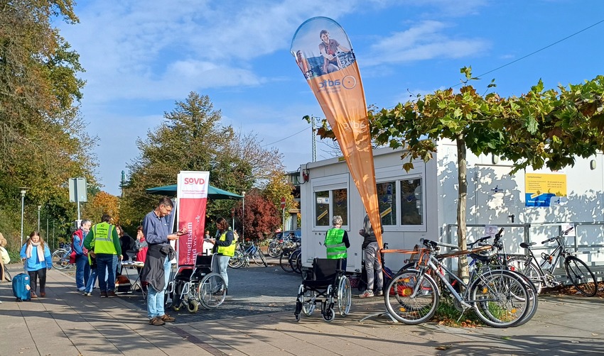 Foto: Christine Böhm. Blick auf den Stand. Glück mit dem Wetter hatte die AG Lüneburg zu Fuß!