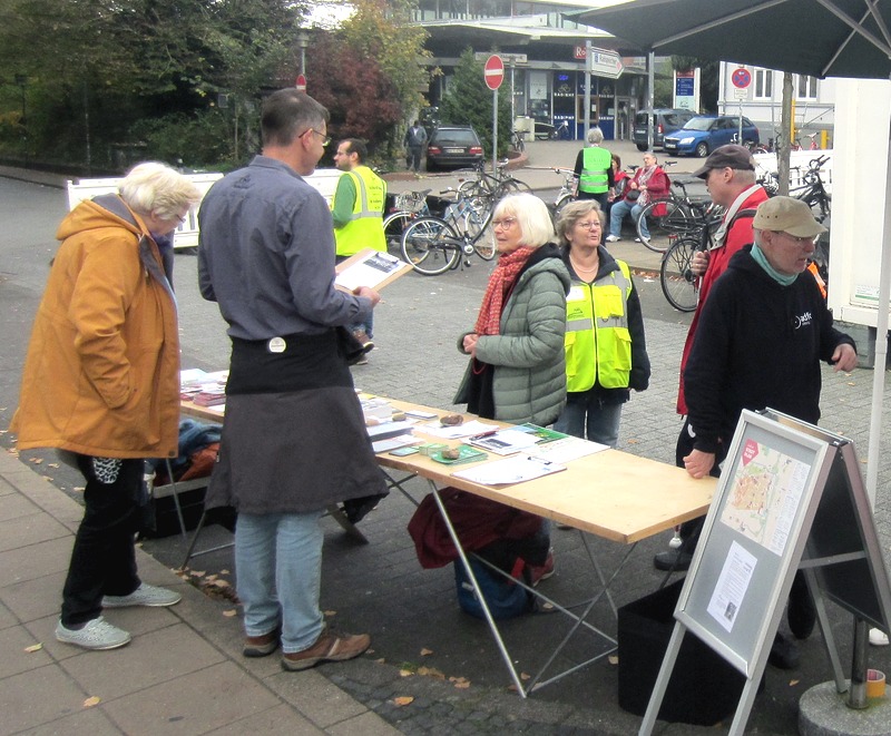 Foto: Jonas Korn. AG Lüneburg zu Fuß: Aktion "Bahnhof für alle!", 19.10.2024: "Dürfen wir Ihnen einmal eine Frage stellen?"