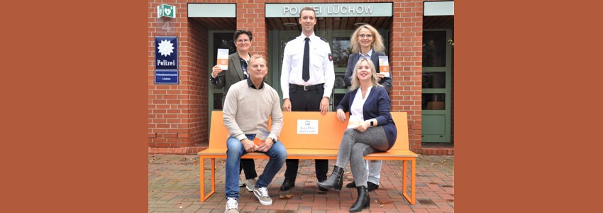 Orangefarbene Bank der Opferhilfe Niedersachsen in Lüchow aufgestellt. Foto: Polizeiinspektion Lüneburg/Lüchow-Dannenberg/Uelzen.