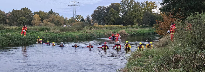 Foto: DLRG Landkreis Lüneburg. Suche nach dem vermissten Studenten der Ilmenau bei Melbeck.