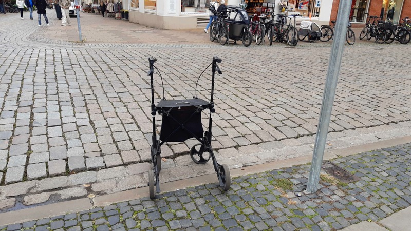 Foto: FUSS e.V. GehCheck 2024: Vom Marktplatz zum Bahnhof. Station 2: Vom Marktplatz queren wir die Große Bäckerstraße zur Straße an den Brodbänken.