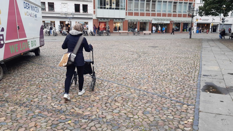 Foto: FUSS e.V. GehCheck 2024: Vom Marktplatz zum Bahnhof. Bild 1: Auf dem Marktplatz.