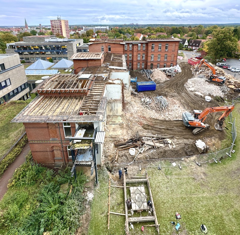 Die Baustelle von oben. Im Vordergrund das gerettete Fenster, noch mit Befestigung. Foto: H. Boldt.