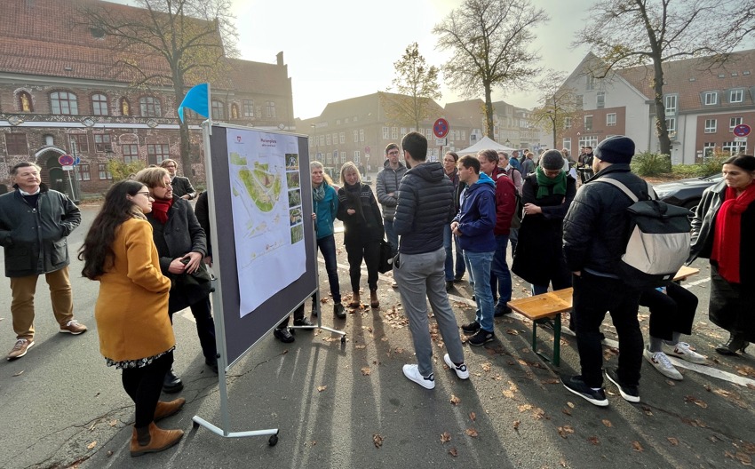 Foto: Hansestadt Lüneburg. Die Vorschläge zur künftigen Gestaltung des Marienplatzes am 26.10.2024 stießen auf großes Interesse.